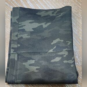 Spanx Leghings Seamless Size Large Green Camo